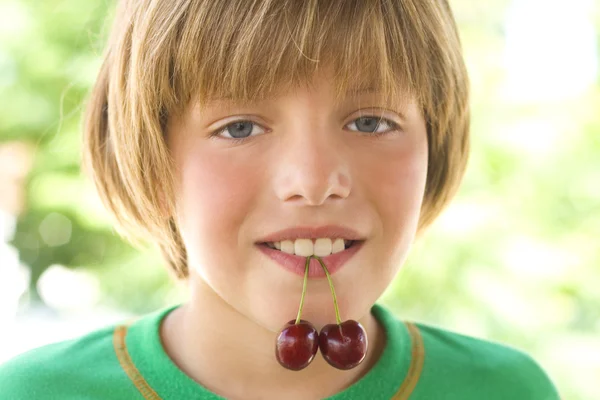 Körsbär i munnen — Stockfoto