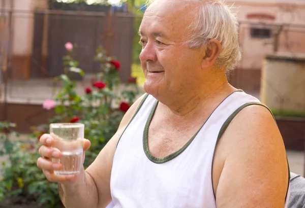 Alter Mann trinkt Wasser — Stockfoto