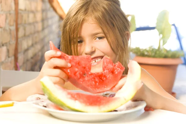 Criança comendo melancia — Fotografia de Stock