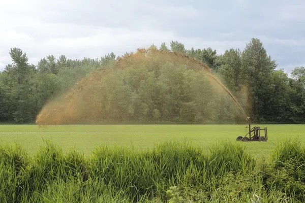 Une machine utilisée pour fertiliser un champ — Photo