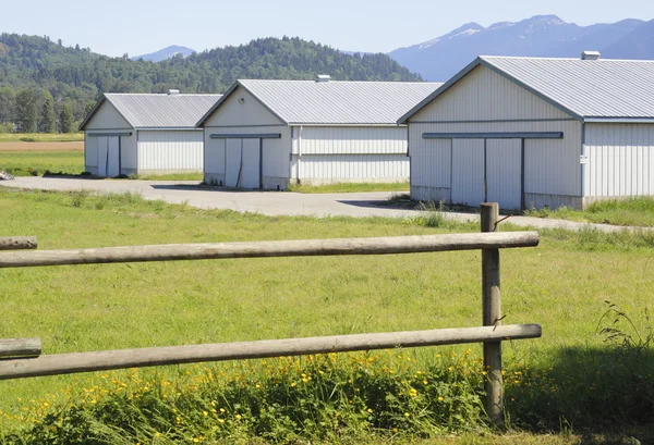 Tři zemědělských účelových budov — Stock fotografie