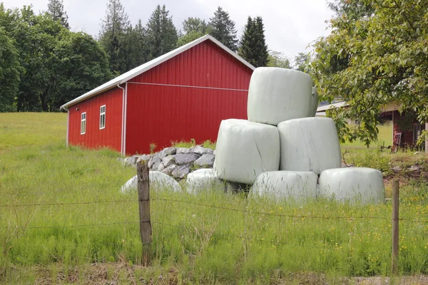 Bailed Hay and Red Utility Building — Stock Photo, Image