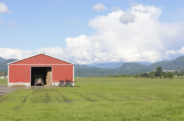 Red Farm Shed and Field — Stock Photo, Image