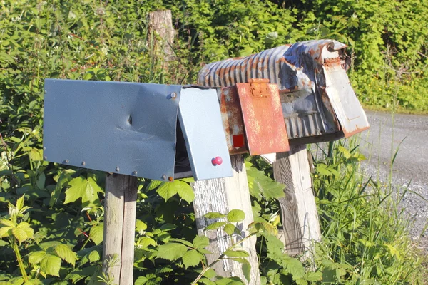 Tre gamla landsbygdens postlådor — Stockfoto