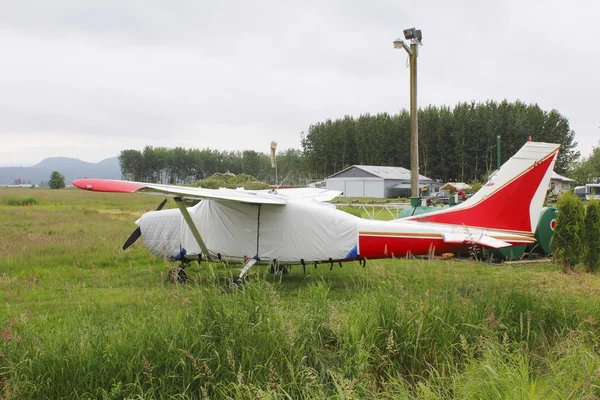 Pequeño avión monomotor protegido por el clima —  Fotos de Stock