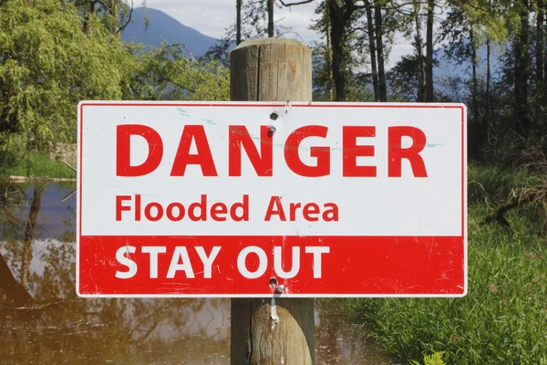Gefahrenbeschilderung im Überschwemmungsgebiet — Stockfoto
