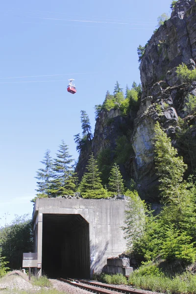 Gondola i kolejowego tunelu — Zdjęcie stockowe