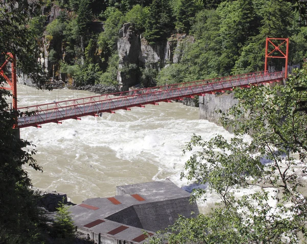 Bron sträcker sig över fraser river — Stockfoto
