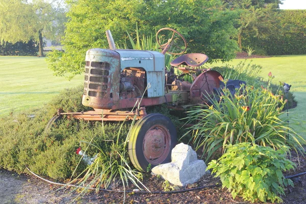 Старый винтажный трактор — стоковое фото