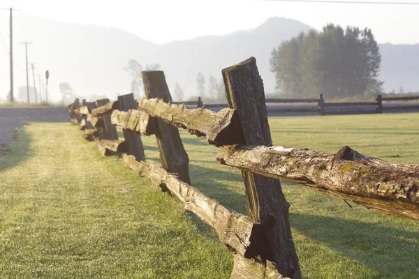 素朴な木製の柵 — ストック写真