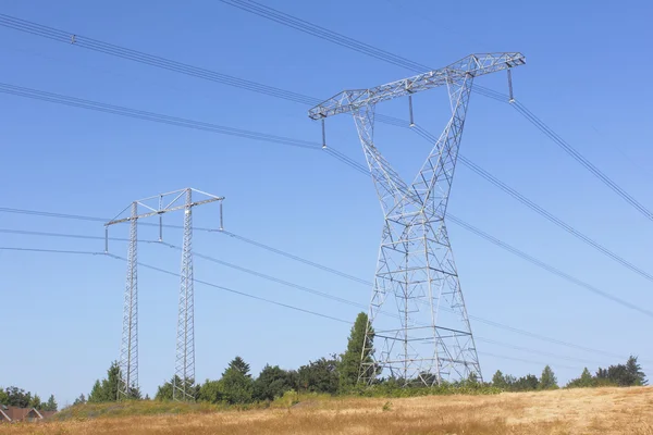 Транс-провинциальное распределение электроэнергии — стоковое фото