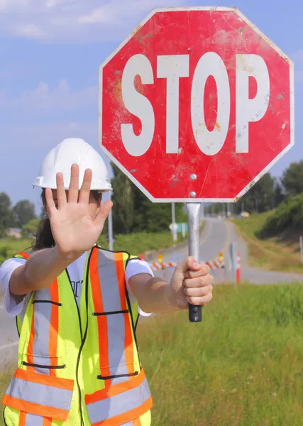 Vlag persoon verkeer stoppen — Stockfoto