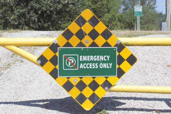 Apenas sinal de acesso de emergência — Fotografia de Stock
