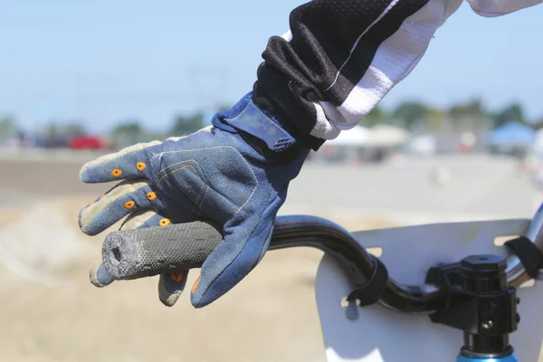 Mão e guiador BMX — Fotografia de Stock