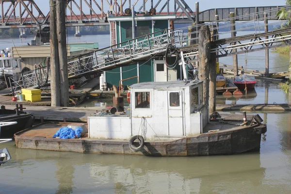 Um velho rebocador ancorado nas docas — Fotografia de Stock