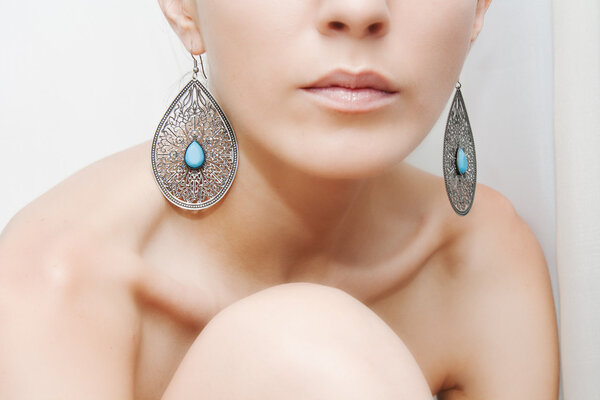 Здоровье и уход за кожей Прекрасная женщина касается губ.
