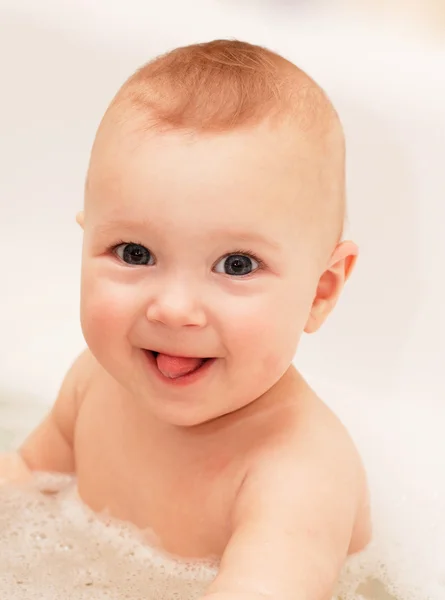 Αξιολάτρευτο μωρό μπάνιου με σαπουνόφουσκες — Φωτογραφία Αρχείου