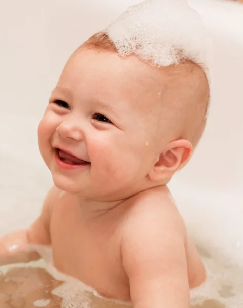 비누 통 이 있는 사랑 스러운 목욕 아기 — 스톡 사진