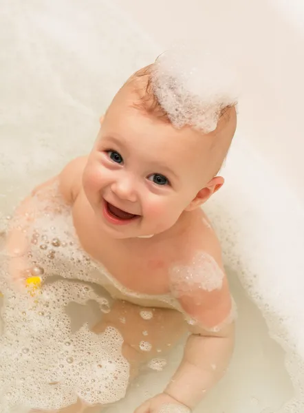 Bebê banho adorável com sabão suds — Fotografia de Stock