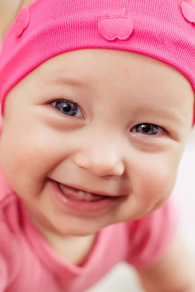 Glimlachende babymeisje — Stockfoto