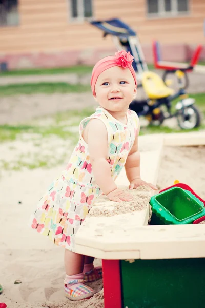 Menina bonito brincando com a areia — Fotografia de Stock