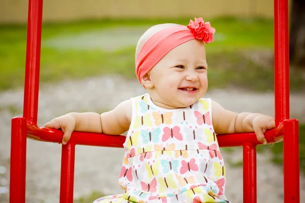 Милая маленькая девочка на качелях — стоковое фото