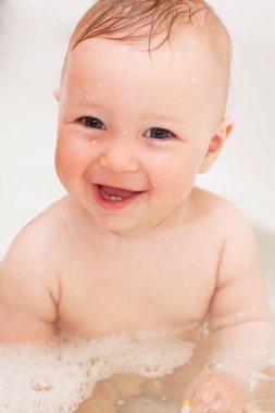 Sabun köpüklü güzel bir banyo bebeği.