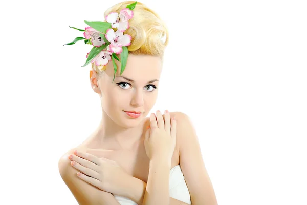 Retrato de una hermosa joven con flores en el pelo —  Fotos de Stock