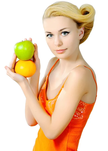 Retrato de una hermosa joven con fruta — Foto de Stock