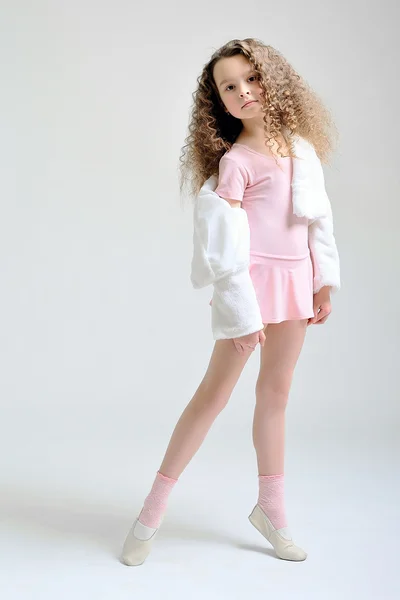 Porträt eines schönen kleinen Mädchens mit Locken — Stockfoto