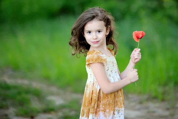 Πορτρέτο του κοριτσάκι με ένα λουλούδι παπαρούνας — Φωτογραφία Αρχείου