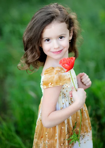 小女孩用花卉罂粟的肖像 — 图库照片