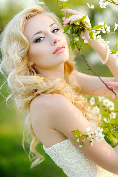 Retrato de uma bela noiva em um jardim exuberante — Fotografia de Stock