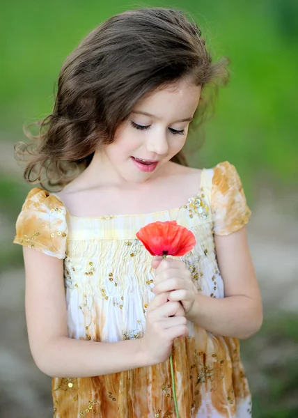 Portrait de petite fille avec un coquelicot fleur — Photo