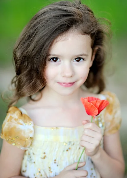 Portret dziewczynki z kwiat Mak — Zdjęcie stockowe