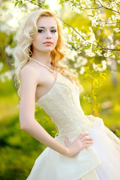 A gyönyörű menyasszony, buja kertben portréja — Stock Fotó