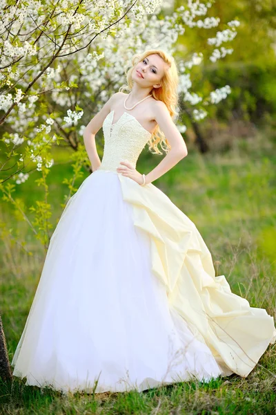 在郁郁葱葱的花园中的美丽新娘的肖像 — 图库照片