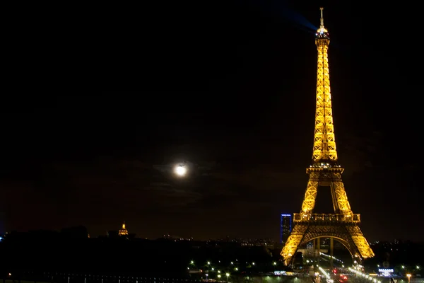 Ейфелева вежа вночі. — стокове фото