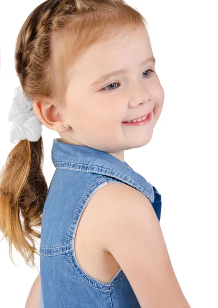Портрет милой улыбающейся маленькой девочки в изоляции — стоковое фото