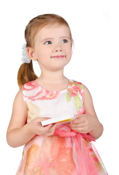 Porträtt av lilla flicka håller låda med choklad — Stockfoto