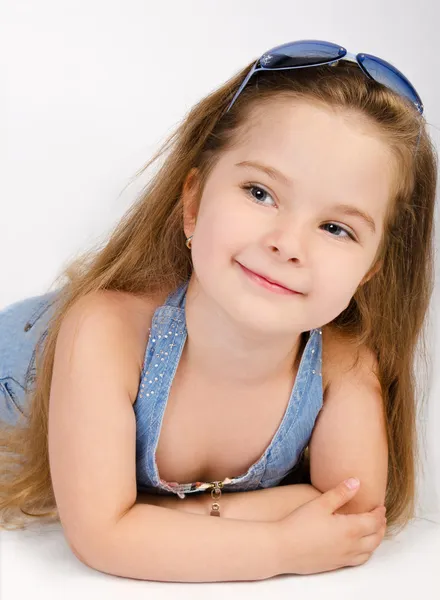Portrait de mignonne petite fille souriante — Photo