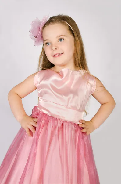 Retrato de linda niña sonriente en vestido de princesa —  Fotos de Stock