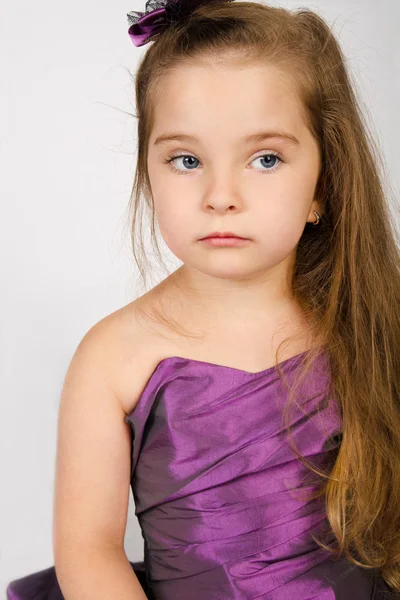 Портрет милої маленької дівчинки в сукні принцеси — стокове фото