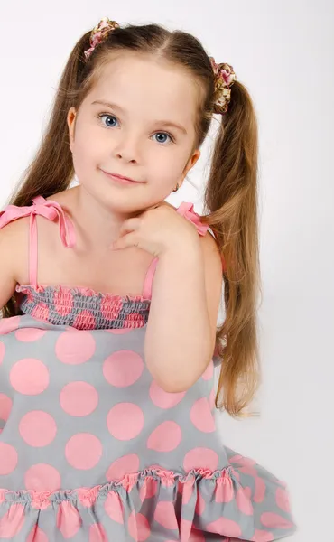 Портрет милой улыбающейся маленькой девочки в платье — стоковое фото