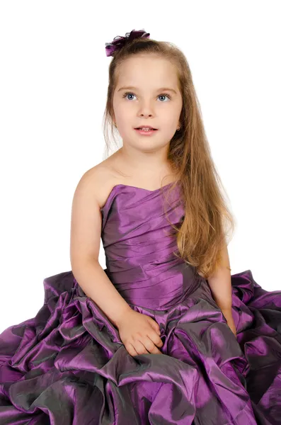 Porträtt av söt leende liten flicka i prinsessa klänning — Stockfoto