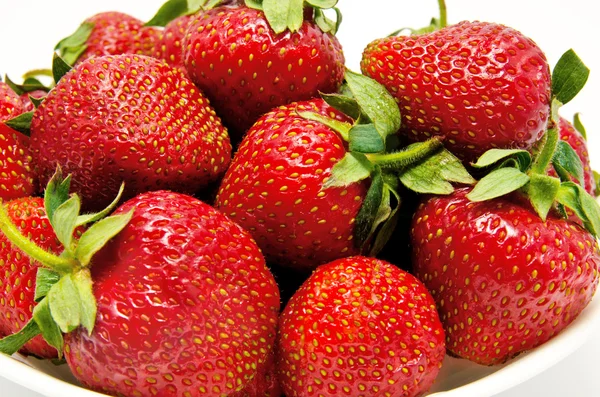 Röd jordgubbe i skålen — Stockfoto