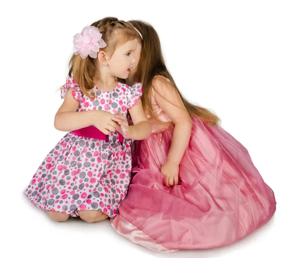 Twee kleine meisjes met elkaar spreken — Stockfoto