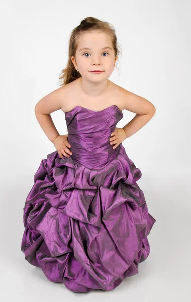Портрет милої усміхненої дівчинки в сукні принцеси — стокове фото
