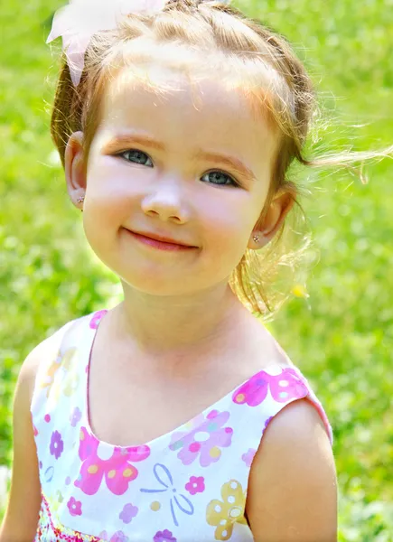 Sød lille pige på engen i sommerdag - Stock-foto