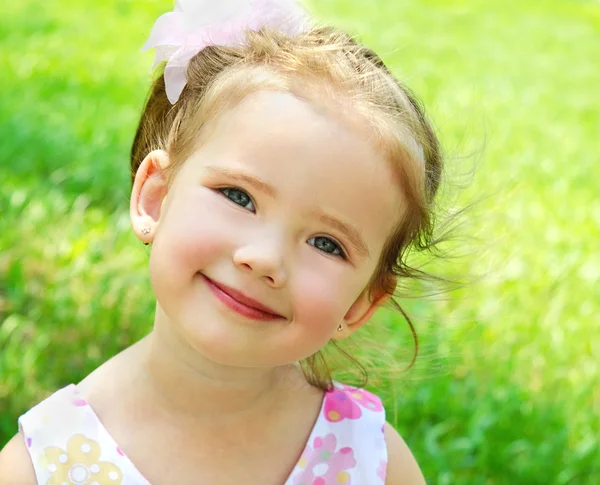 Nettes kleines Mädchen an einem Sommertag auf der Wiese — Stockfoto